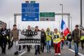 На акцию протеста собрались французские дальнобойщики, грузчики и фермеры