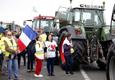 На акцию протеста собрались французские дальнобойщики, грузчики и фермеры