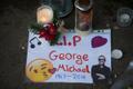 Fännid mälestavad George Michaelit lillesülemitega