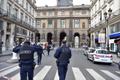 Politseinikud ja sõdurid Pariisis Louvre'i lähistel.