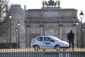 Politseinikud ja sõdurid Pariisis Louvre'i lähistel.