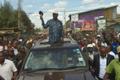Opositsioonijuht Raila Odinga pühapäeval Nairobis Kibera slummis toetajatega kohtumas.
