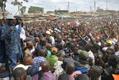 Opositsioonijuht Raila Odinga pühapäeval Nairobis Kibera slummis toetajatega kohtumas.