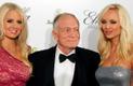 Hugh Hefner oma tüdruksõprade Anna Sophia Berglundi ja Shera Bechardiga 2011. aastal.