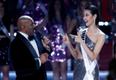Õhtujuht Steve Harvey vestlemas Miss Hiina Roxette Quiga