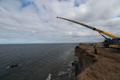 Спасатели достают из моря съехавшую с утеса Пакри машину.