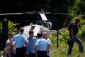 Politseinikud ja põgenemiseks kasutatud helikopter.