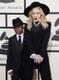 Madonna koos oma poja David Ritchiega Grammy auhindade jagamisel 2014. aastal.
