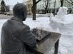 Снеговик у памятника Паулю Кересу в Нарве.