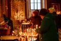 Православные христиане празднуют Рождество в Александро-Невском соборе в Таллинне.