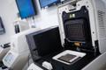 Terviseameti PCR-masin, milles eraldatakse RNA-molekulid koroonaviiruse proovist ja misjärel paljundatakse nende alusel valmistatud DNA.