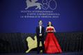 Veneetsia filmifestivali žürii esimees Damien Chazelle ja Itaalia näitleja Caterina Murino