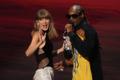 Taylor Swift ja õhtujuht Snoop Dogg 2026. aasta MTV videoauhindade jagamisel