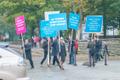 Рядом собрались протестующие против принятия Закона о сожительстве