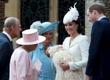 Kuninganna Elizabeth II tervitab Cambridge'i hertsoginnat Catherine'i ja prints Williamit ristimisel.