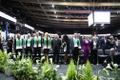 Kadri Simsoni pooldajad kannavad kongressil rohelisi salle.