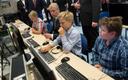 Премьер-министр Рыйвас и принц Эндрю посетили урок программирования в гимназии Пельгулинна.