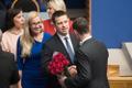 Jüri Ratas võtab vastu õnnitlusi oma eelkäijalt Taavi Rõivaselt.