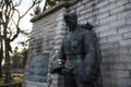 Цветы несли к памятнику на военное кладбище.