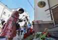 Жители Москвы несут цветы в память о жертвах терактов в Каталонии.