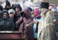 В России начался общенациональный траур по жертвам пожара в Кемерове.