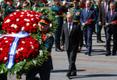 Военнослужащие Президентского полка установили к Вечному огню три венка от имени лидеров трех стран, Путин, Нетаньяху и Вучич поправили ленты, на которые были нанесены памятные надписи на русском, английском и сербском языках.