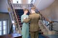 President kaitseväe liputoimkonnale mõõka üle andmas