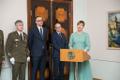 President kaitseväe liputoimkonnale mõõka üle andmas