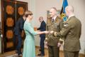 President kaitseväe liputoimkonnale mõõka üle andmas