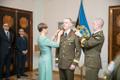 President kaitseväe liputoimkonnale mõõka üle andmas
