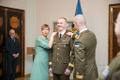 President kaitseväe liputoimkonnale mõõka üle andmas