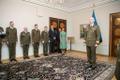 President kaitseväe liputoimkonnale mõõka üle andmas
