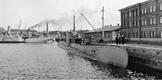 Poola allveelaev Orzeł Tallinna sõjasadama kai ääres 16.–17. septembril 1939. Taamalmiiniveeskajad-traalerid Suurop ja Ristna. Teadaolevalt ainus selles rakursis ülesvõte.