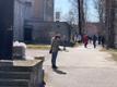 Раздача пакетов со школьным питанием в Нарве.