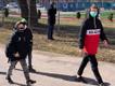Раздача пакетов со школьным питанием в Нарве.