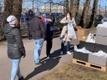 Раздача пакетов со школьным питанием в Нарве.