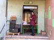 Раздача пакетов со школьным питанием в Нарве.