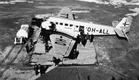 Junkers-52 tüüpi reisilennuk Kaleva Helsingist põhja pool asuval Malmi lennuväljal tankimas.