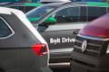 Автомобили с надписью Bolt Drive.