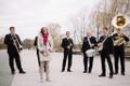 Maarjamäe Tallihoone uue näitue “Jazz idealism 1967” avas Politsei- ja Piirivalveorkestri Dixieland ansambli avarongkäik