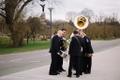 Maarjamäe Tallihoone uue näitue “Jazz idealism 1967” avas Politsei- ja Piirivalveorkestri Dixieland ansambli avarongkäik