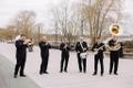 Maarjamäe Tallihoone uue näitue “Jazz idealism 1967” avas Politsei- ja Piirivalveorkestri Dixieland ansambli avarongkäik