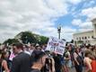 Протестующие перед зданием Верховного суда США.