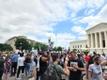 Протестующие перед зданием Верховного суда США.