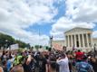 Протестующие перед зданием Верховного суда США.
