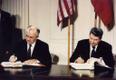 Mihhail Gorbatšov ja USA president Ronald Reagan sõlmimas keskmaa tuumarelvade lepingut (Intermediate-Range Nuclear Forces - INF) Valges Majas 1987. aastal