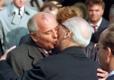 Mihhail Gorbatšov ja kommunistliku Saksa demokraatliku vabariigi juht Erich Honecker vennalikus embuses