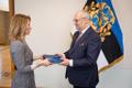 Алар Карис принимает поздравления.
