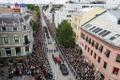 Kuningas Haraldi kirst viiakse kuningapaleest Oslo toomkirikusse