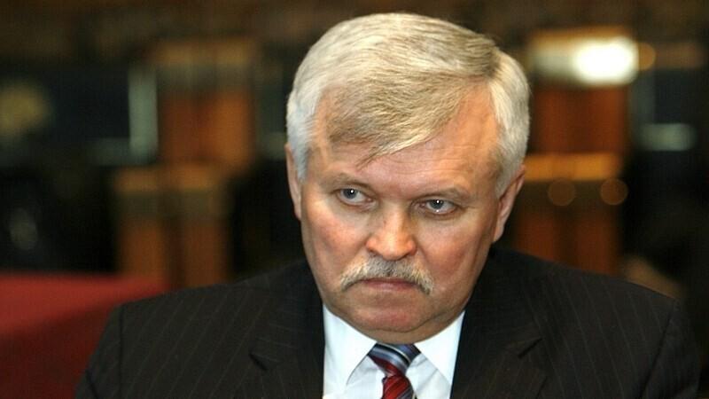 Пихл был министром внутренних дел Эстонии во втором правительстве Ансипа, а ранее 10 лет управлял КаПо.
